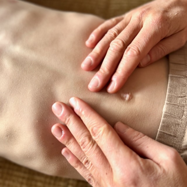 Buikmassage voor kinderen - helpt bij buikpijn en emoties verwerken